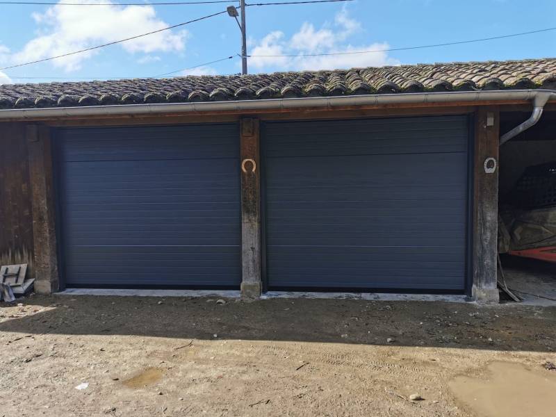 Fourniture et pose de deux portes de garage sectionnelles motorisées à Charnoz sur Ain